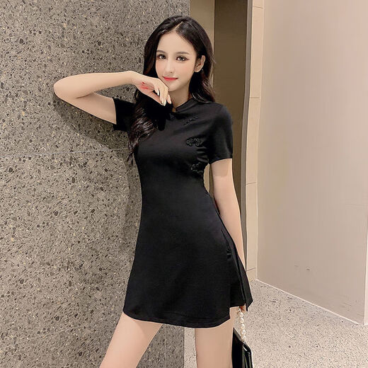 Wei Jie's Cheongsam ist für ein Fotoshooting im nationalen Trend eines neuen Kleides mit schlankem Fit und Slim Socialite Little Black Rock Women's Summer verbessert.