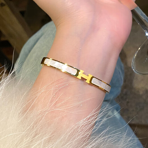 Hua Youxin Persimmon H letter ring bracelet for women, silver mother-of-pearl titanium steel bracelet, light luxury niche bracelet, exquisite jewelry, large H white mother-of-pearl bracelet, silver - titanium steel