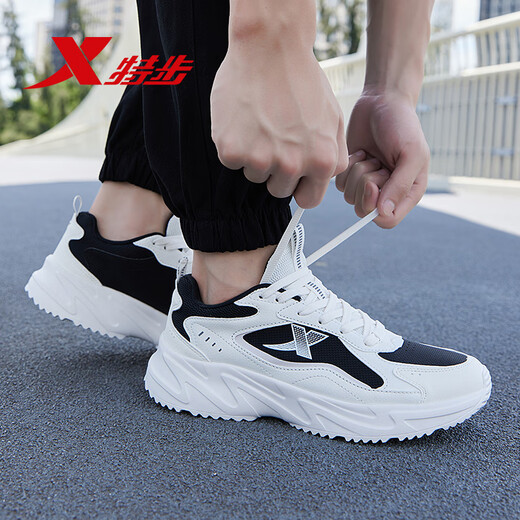 XTEP (XTEP) Herrenschuhe, Sportschuhe, Frühlings- und Herbst -Laufschuhe, neue Lederflächen wasserdichte Freizeitschuhe, Herren -Teenager -Dad -Schuhe, Herren Segel weiß schwarz [Lederoberfläche] 42
