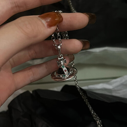 Intelligent three-dimensional Saturn West Queen Mother Glass Black Pearl Planet Clavicle Chain Necklace Women's Light Luxury Niche Design High-level Sense Black Planet Pendant Necklace (Keeps Color for Half a Year)