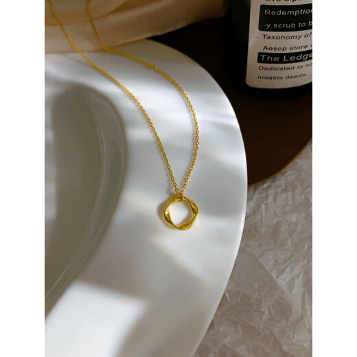 Putino plated .18.k gold. Necklace 2024 new style light luxury niche clavicle chain female style does not fade autumn and winter Möbius ring necklace. plated 1.8k gold