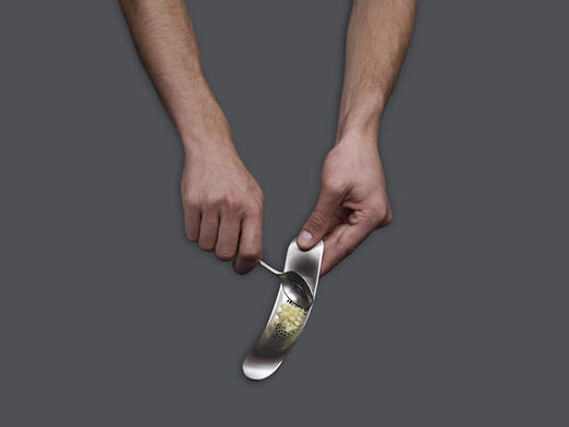 JOSEPH JOSEPH stainless steel curved garlic press, rocking garlic grinding tool, multi-functional kitchen cooking tool