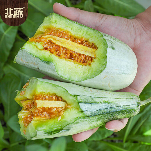 Beishu, croissant and honey melon seeds, crispy croissant and super sweet melon seeds, about 500 croissant and honey melon seeds.