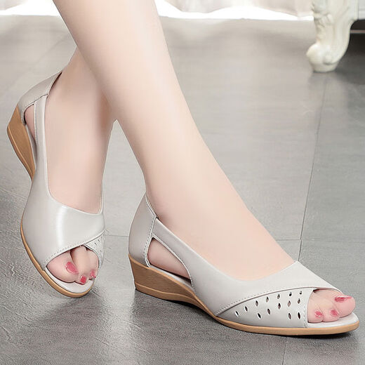 Huilijun sandalen für Frauen 2024 neuer weicher alleiniger Sommer Anti-Rutsch-Absatz Fisch Mundschuhe mittlere und ältere, atmungsaktives weiches Leder vielseitiger Mutterschuhe schwarz 35