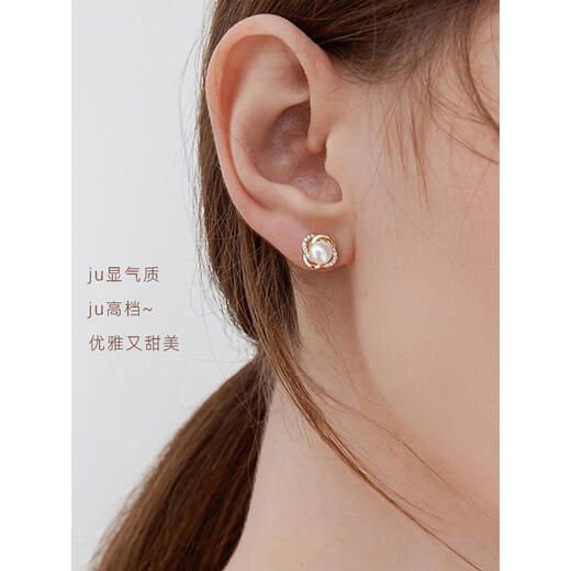 Lao Fengxiang French natural freshwater pearl earrings sterling silver female Korean earrings S925 silver elegant and elegant earrings for girlfriend Elegant natural freshwater pearl earrings + certificate + professional