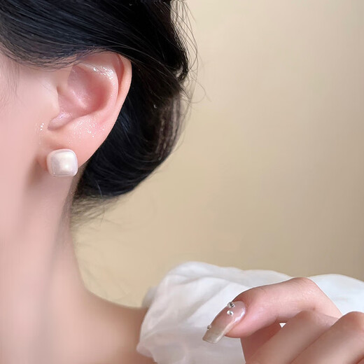 Square earrings for women, new popular retro earrings, light luxury, high-end, elegant, imitation pearl earrings, champagne color 14MM, one pair