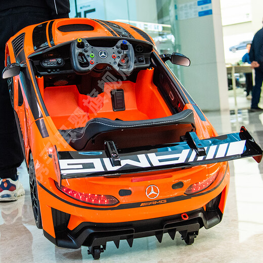 Join hands with Mercedes-Benz children's electric car, four-wheeled, seatable, remote-controlled swing for infants, boys and girls, baby toy car, upgraded silver paint + 12v1w1 large lithium battery + full function