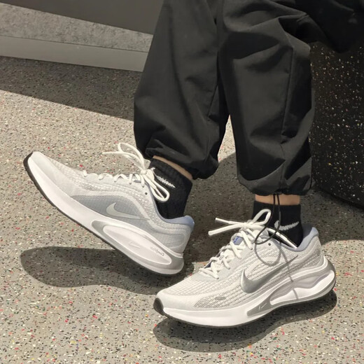 耐克（NIKE）男鞋2025新款夏季运动鞋Journey Run减震跑步鞋轻便透气休闲鞋 FN0228-104金属银 42.5