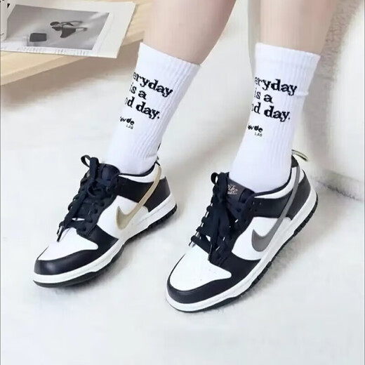 耐克（NIKE）篮球鞋女鞋 AirJordanaj1板鞋春季低帮透气休闲轻便运动鞋 潮品 DH9764-001黑白 小熊猫 37.5
