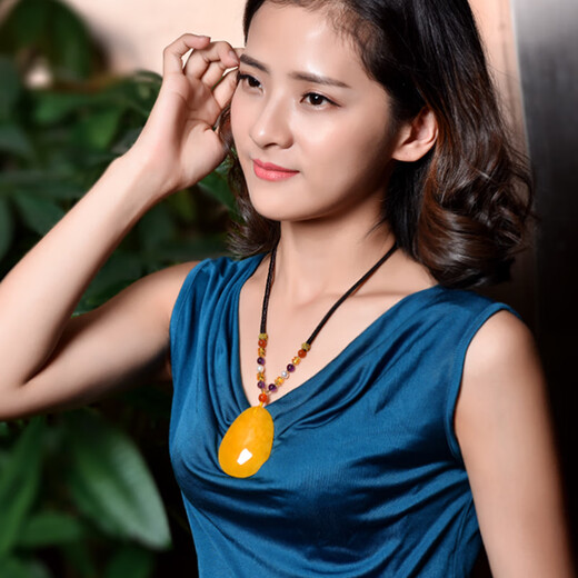 Xuecong Ouzheni collection-grade natural beeswax water drop pendant amber necklace women's chicken oil yellow red men's and women's pendant J7767