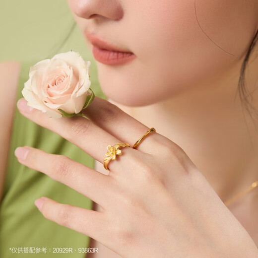 Chow Sang Sang Möbius gold ring, shiny couple ring, priced at 93863R, 13 circles, 2.25 grams