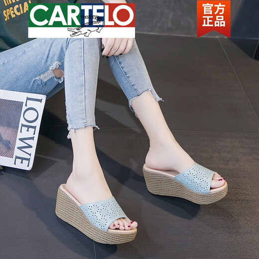卡帝乐鳄鱼（CARTELO）高档凉拖女夏2025新款镂空坡跟一字拖真皮松糕底外穿厚底高跟拖鞋 A6210白色 35