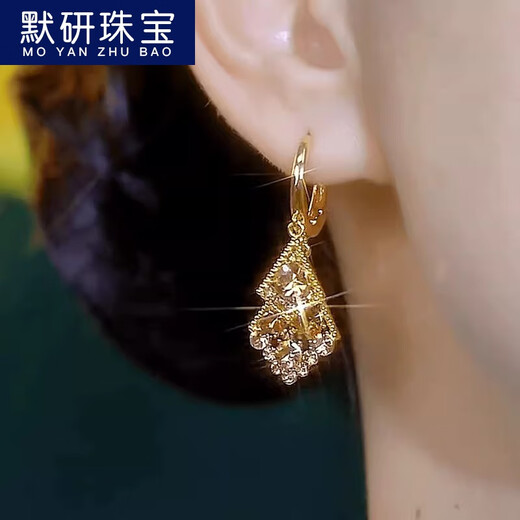 MOYAN's new autumn and winter temperament goddess exquisite fashionable earrings temperament versatile golden French earrings diamond-shaped sparkling earrings coffee color B03-204