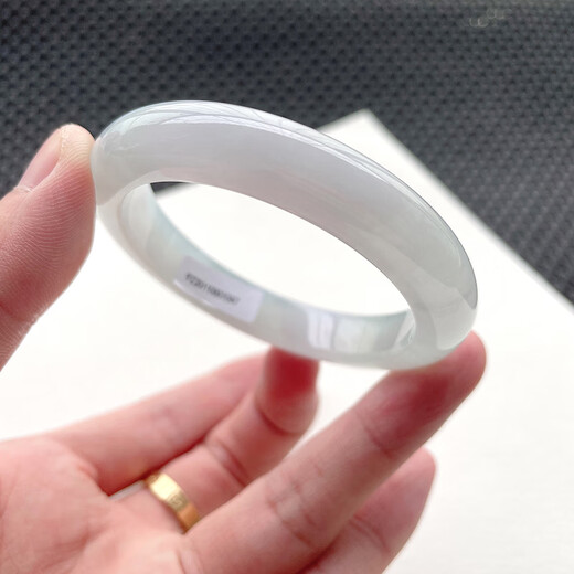 Le seul produit qui obtient ce que vous voulez est le bracelet rond de jade à 52 anneaux, largeur 10,5 mm, épaisseur 8,2 mm, poids 46,3 g, numéro de certificat numéro 1047