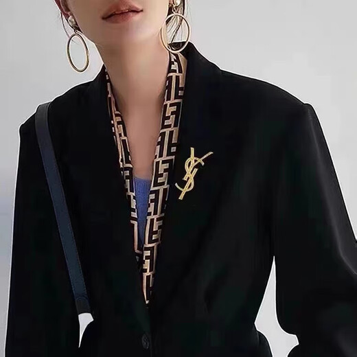 Zhongyi suitable for Yang Shulin brooch, high-end women's 2024 new gold letter logo small fragrance style suit, gold small size (4.5*2.5cm) A054