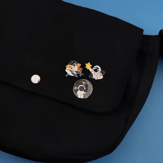 LEMIAO astronaut brooch Japanese cute space planet astronaut metal badge male and female student bag pendant accessories style 1
