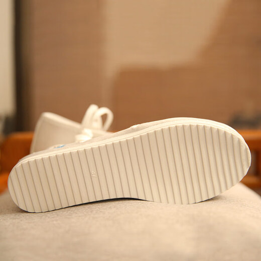 Juans Seiden Herbst Neues Produkt Altes Stil flacher Ferse runde Zehen niedrige obere gestickte Schuhe im erhöhten chinesischen Stil Hanfu -Schuhe Alte Peking -Stoffschuhe Frauen Weiß 34