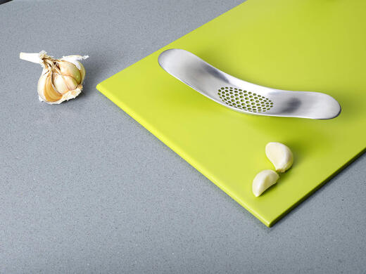 JOSEPH JOSEPH stainless steel curved garlic press, rocking garlic grinding tool, multi-functional kitchen cooking tool