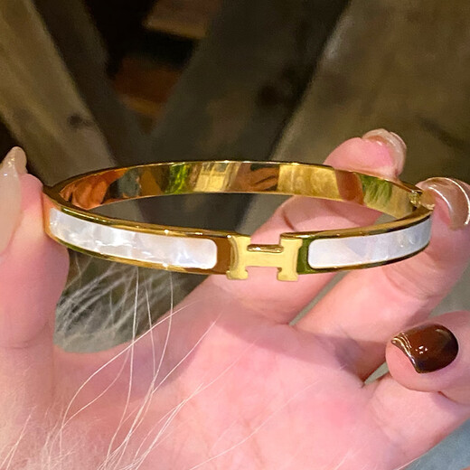 Hua Youxin Persimmon H letter ring bracelet for women, silver mother-of-pearl titanium steel bracelet, light luxury niche bracelet, exquisite jewelry, large H white mother-of-pearl bracelet, silver - titanium steel