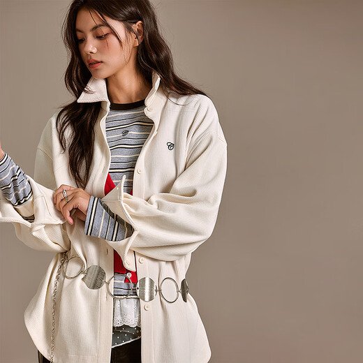 CHUU字母刺绣衬衫女士2025年冬季新品不对称纽扣宽松长袖翻领衬衣 白杏色 均码