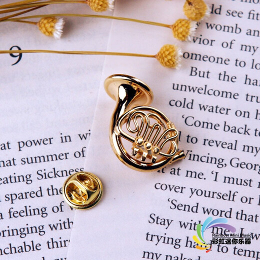 QUAMER Gold Store Mini Saxophone Trumpet Trombone Tuba Flute Bassoon Brooch Western Instrument Model Saxophone Brooch