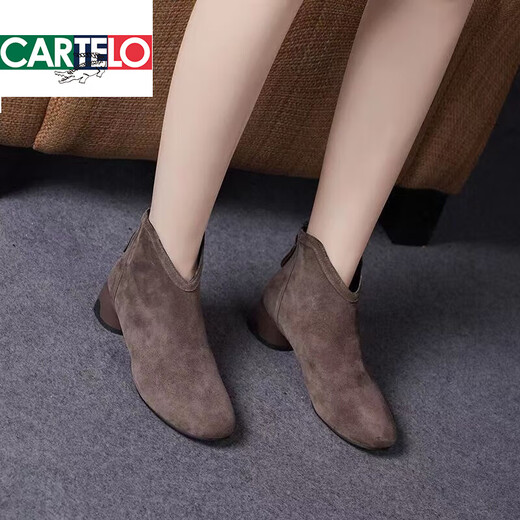卡帝乐鳄鱼（CARTELO）磨砂皮绒面低跟小短靴女秋冬季单靴粗跟V口裸靴软底瘦瘦靴 棕色(单里) 36