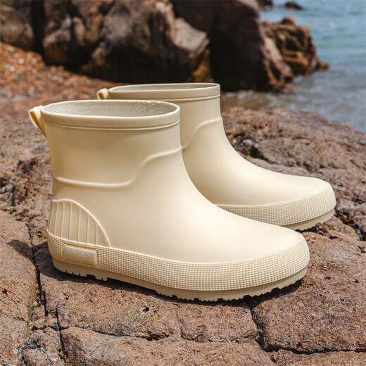 Zapatillas de lluvia de moda de fútbolas botas de lluvia cortas para mujeres zapatos de goma impermeables medianos para mujeres.