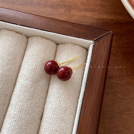 Hong Kong style wine red sugar bean pearl earrings for women new 2024 earrings niche design ear jewelry 10mm red bean mosquito coil ear clip