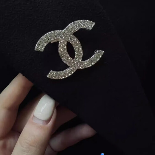 Pu Lian brooch, fragrant style, high-end fashion and luxury temperament, new corsage brooch, light luxury sweater coat, high-end suit accessories, Xiaoxiang C brooch, golden length, about 5.5cm
