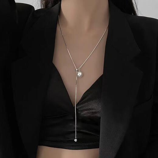 Lindo collar Keduo Pull-Pull para mujeres con diseño ligero de nicho de lujo Collar largo Otoño e Invierno Cabilar de la cadena de suéter de moda Collar de perla de imitación de plata.