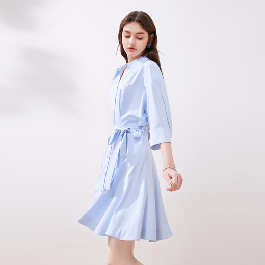 Qiushii yiren rafraîchissante robe bleue rayée d'été nouveau tempérament féminin jupe de chemise à manches mi-manches bleues m