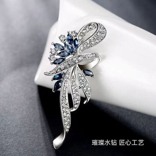 Crystal brooch, high-end ladies light luxury birthday gift for girls to give to their girlfriends, high-end, exquisite, niche, anti-exposure, TS433 luxury brooch three-piece set - with gift box