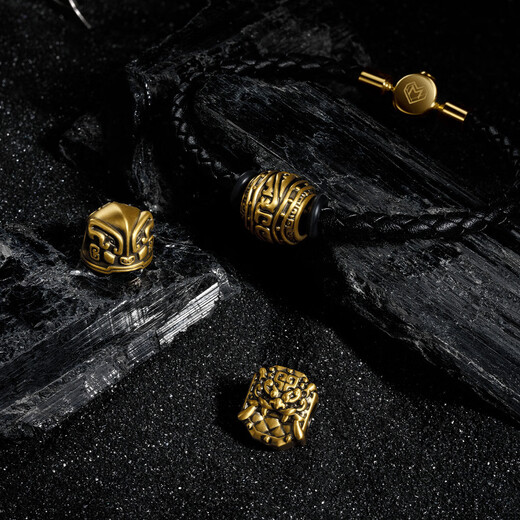 
Chow Tai Fook MONOLOGUE National Tide General Armor Guarding Courage Golden Transshipment Beads for Men and Women MR1477 Brave 20cm