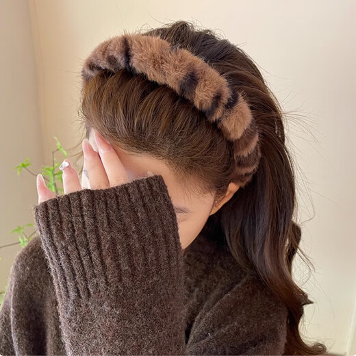 Mengkeduo big wave leopard print plush hair hoop high skull Korean lace tooth anti-slip hair pressure autumn and winter face wash headband broken hair arrangement plush leopard print head hoop light brown color