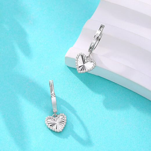 Yuan Shengfu's new boutique PT950 heart-shaped imitation diamond platinum earrings, simple and versatile platinum earrings, platinum heart-shaped earrings, 2.46g