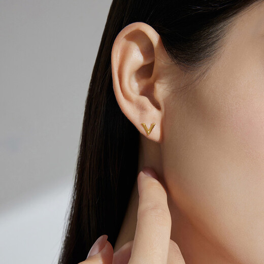 Chow Tai Fook SOINLOVE minimalist 18K gold minimalist V-shaped earrings earrings for women as gifts VE193