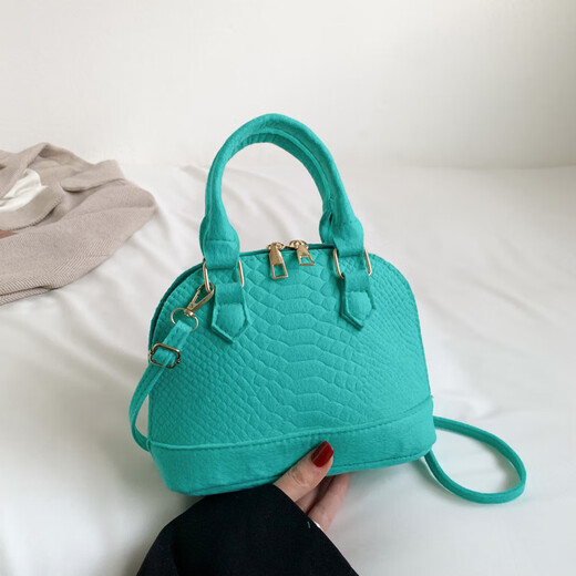 Small Bag Women's 2024 Spring New Fashion Retro Retro Handheld Sac Sac Sac à bandoulière à une épaule décontractée Bag féminin noir