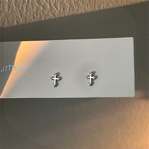Guanpuge Fat Donglai same style men's platinum earrings PT950 cross men and women new light luxury simple and versatile design earrings