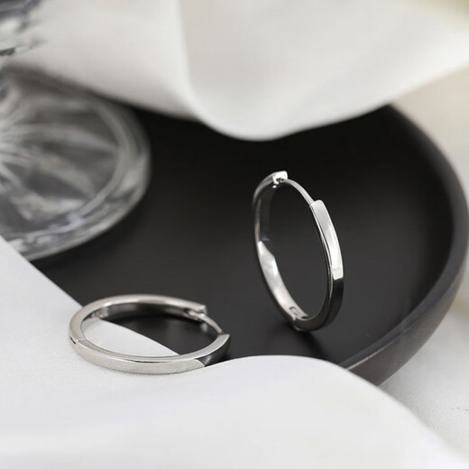 Guanpu Pavilion Fat Donglai's same style pt950 platinum plain hoop earrings PT950 women's niche design platinum hoop earrings simple platinum hoop earrings (diameter 2 cm)