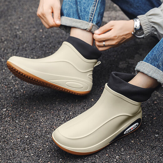 Xili Herren Short Tube Regenstiefel Neue integrierte Samt warme Wasserschuhe Low-Top-Abdeckungsschuhe Fischereiwagen Anti-Slip-Arbeit Gummi Schuhe Beige 41