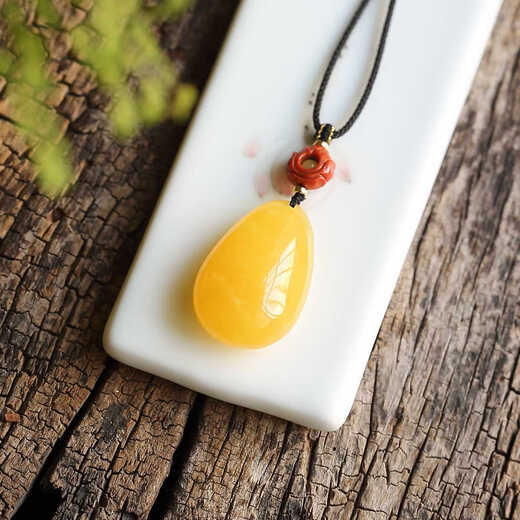 Dyn Natural Amber Beeswax colgante colgante de pollo Aceite de agua amarilla Caqueta de suéter Clarbone Collar Clarbone Aceite de pollo Amarillo SD687
