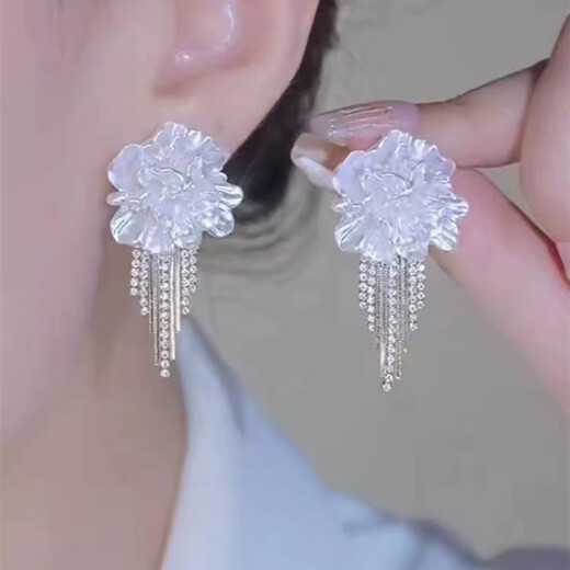 CAMPUSKINGLY Old Phoenix 999 sterling silver white camellia earrings are elegant, sparkling diamond tassel earrings and have a niche feel. 188# white camellia earrings are the same style.