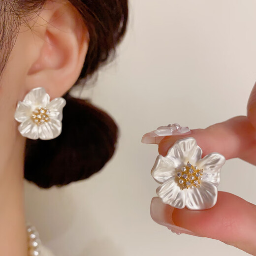 KASIYU2025 new white camellia flower artificial pearl earrings for women, gentle, white, elegant and elegant earrings, summer style earrings