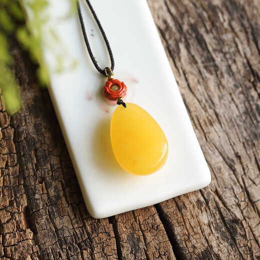 Dyn Natural Amber Beeswax colgante colgante de pollo Aceite de agua amarilla Caqueta de suéter Clarbone Collar Clarbone Aceite de pollo Amarillo SD687