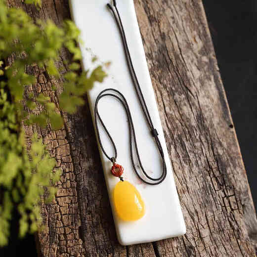 Dyn Natural Amber Beeswax colgante colgante de pollo Aceite de agua amarilla Caqueta de suéter Clarbone Collar Clarbone Aceite de pollo Amarillo SD687