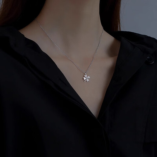 Chow Tai Sang four-leaf clover sterling silver necklace women's lucky pendant clavicle chain fashion jewelry 520 Valentine's Day white gold lettering + exquisite gift box