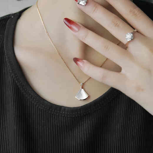 Shilian 18K rose gold mini skirt necklace counter with the same style AU750 fan-shaped pendant clavicle chain as a gift for girlfriend and wife Large single fan full of diamonds