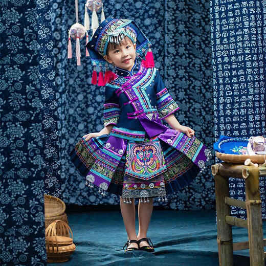 Jiepingya Vêtements ethniques minoritaires Guangxi 3 mars Enfants Zhuang Dance Jirt Girls and Girls 56 Boys Clothing Femmes 9898 Red Girls Suit avec une petite coiffure 110 cm Collection et Priorité d'achat