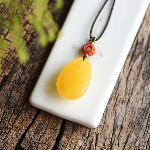 Dyn Natural Amber Beeswax colgante colgante de pollo Aceite de agua amarilla Caqueta de suéter Clarbone Collar Clarbone Aceite de pollo Amarillo SD687