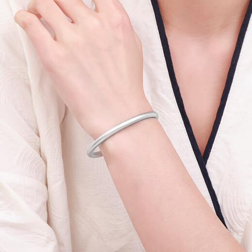 CHINA GOLD platinum pt950 frosted round stick platinum bracelet as a birthday gift for girlfriend and wife. The gold weight is about 24.8g 54#